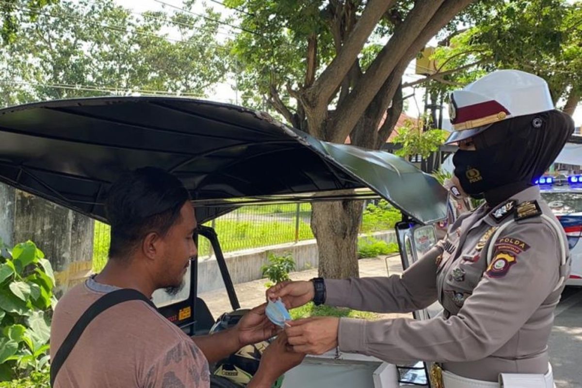 Operasi Otanaha 2021 Polda Gorontalo bagi masker dan imbauan tidak mudik