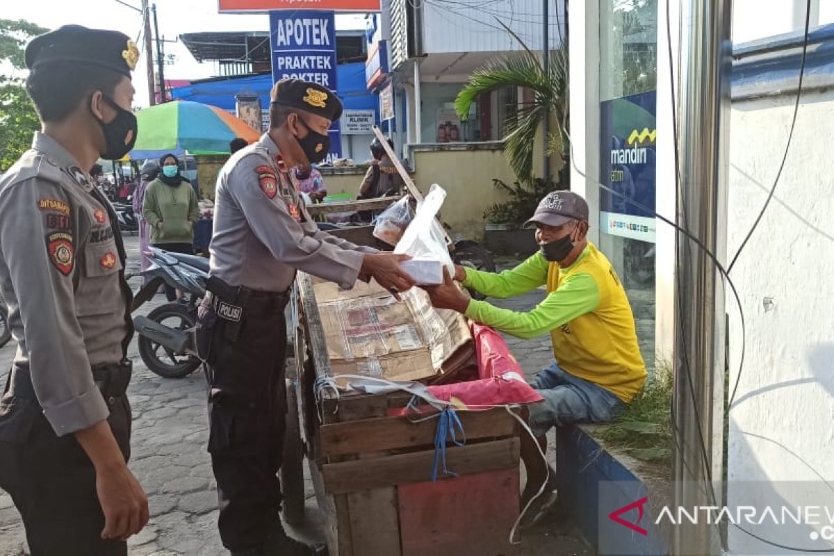 Sat Samapta Polres Sumbawa Patroli Sedekah bagikan nasi kotak