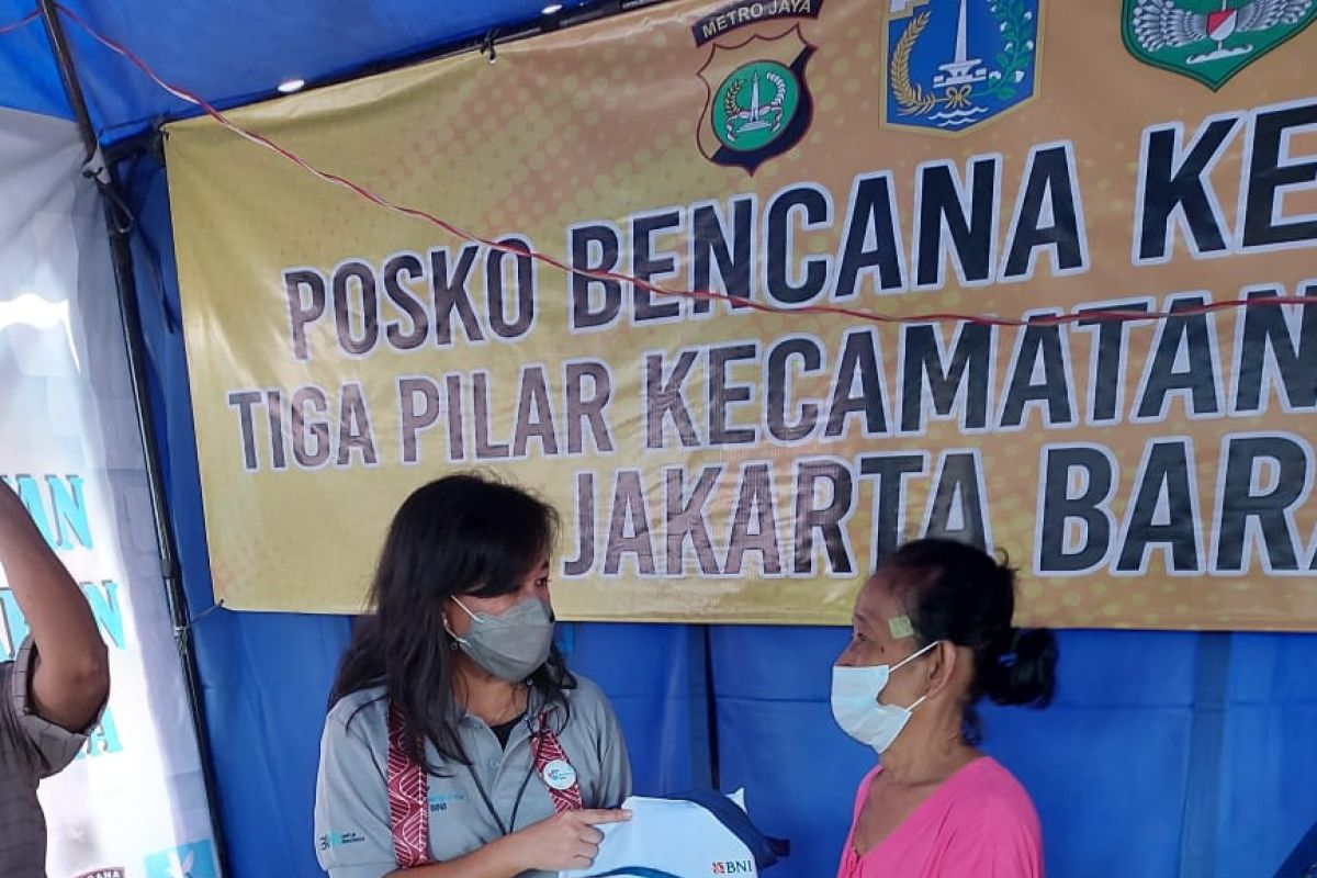 Srikandi BNI salurkan bantuan untuk korban kebakaran di Tambora Jakarta