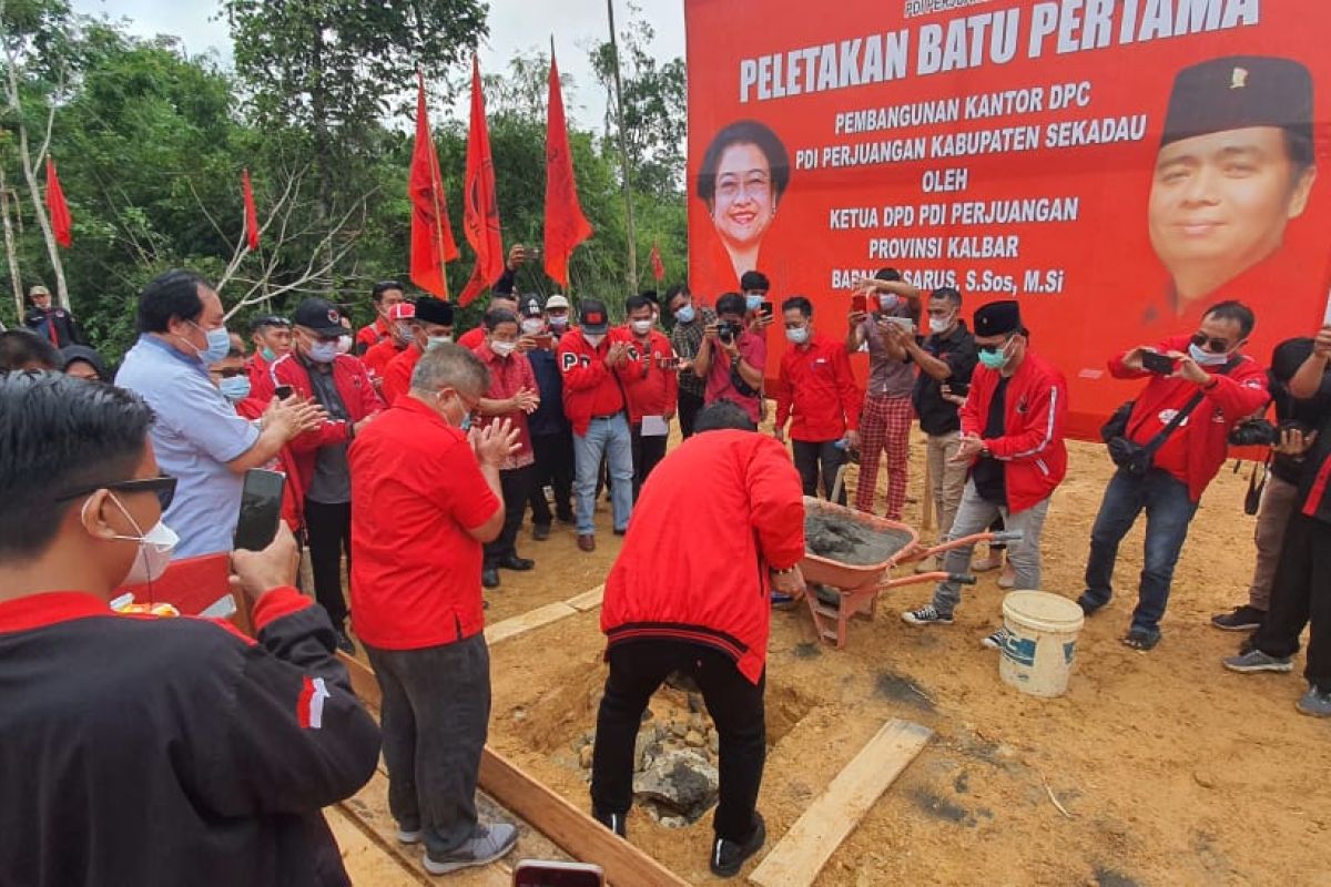 Ketua Komisi V DPR RI letak batu pertama pembangunan Kantor DPC PDIP Sekadau