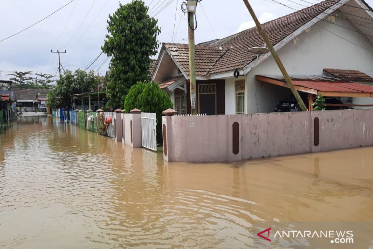 Hujan deras sebabkan air Sungai Sail  Pekanbaru  meluap hingga ke jalan