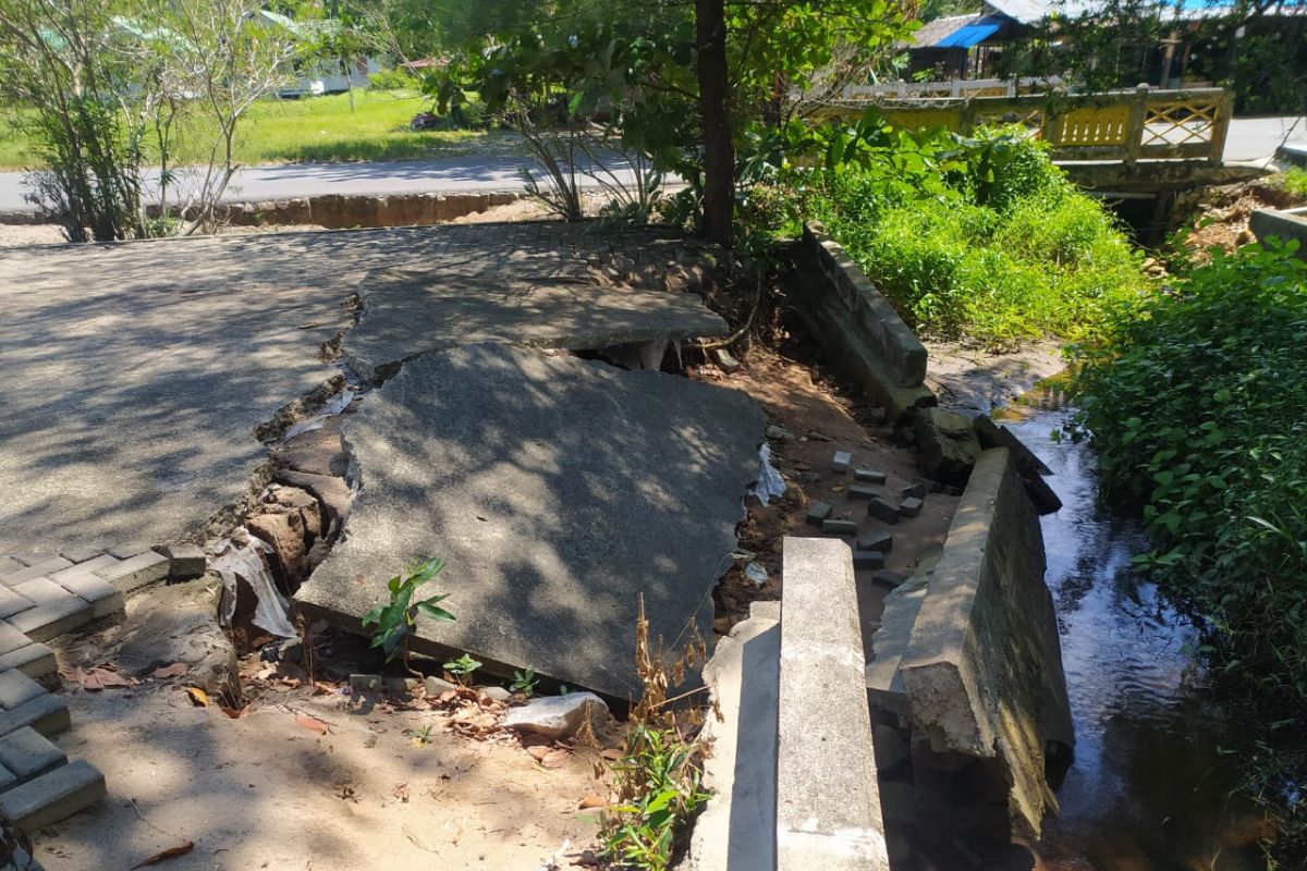 Pelataran Pantai Pulau Datok ambruk