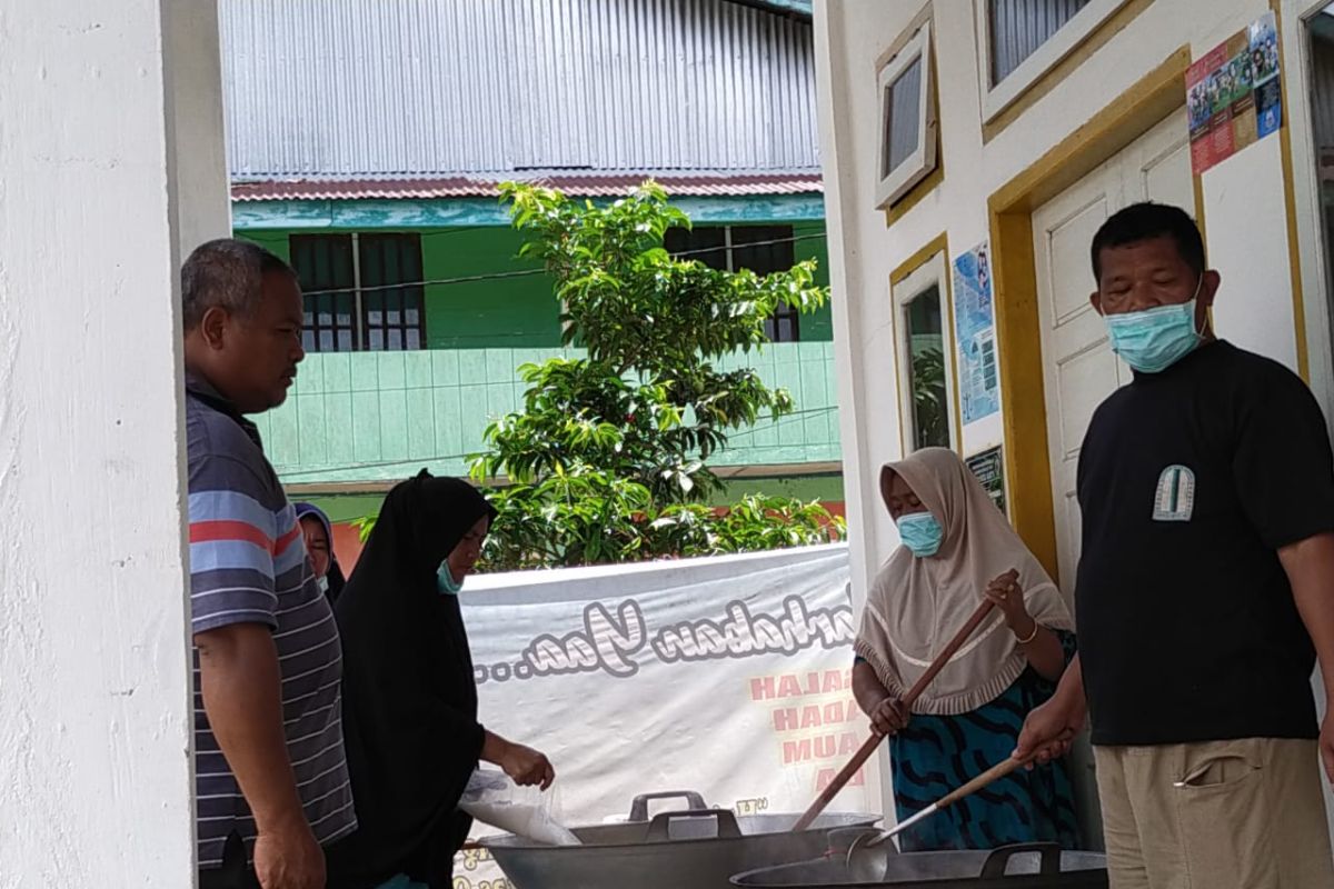 Pengurus masjid di Simeulue berbagi takjil selama Ramadhan