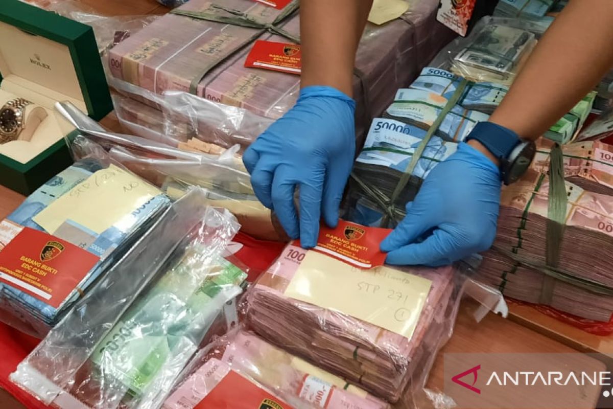 Polres Tanjungpinang tangkap pelaku penggelapan uang Rp9,9 miliar