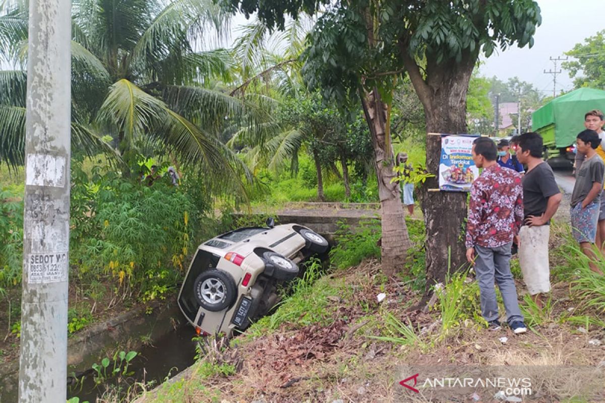 Sopir mengantuk, mobil eskudo masuk parit di Bengkulu
