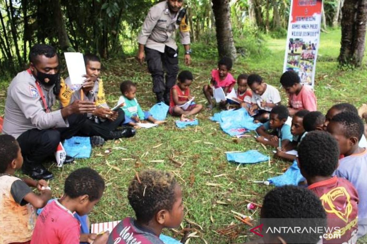 Personel Binmas Noken Polri gelar Pi Ajar Anak Kampung Yagara Walesi