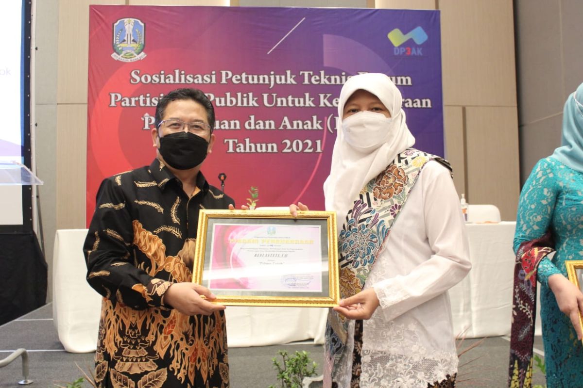 Wakil Ketua DPRD Surabaya raih penghargaan perempuan pelopor politik