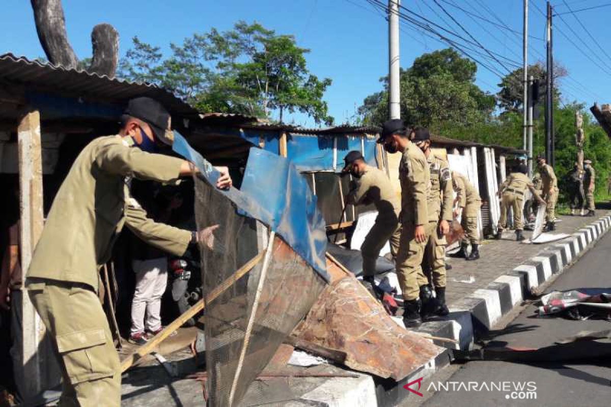 Salahi aturan, Satpol PP bongkar lapak di sekitar Perempatan Madureso