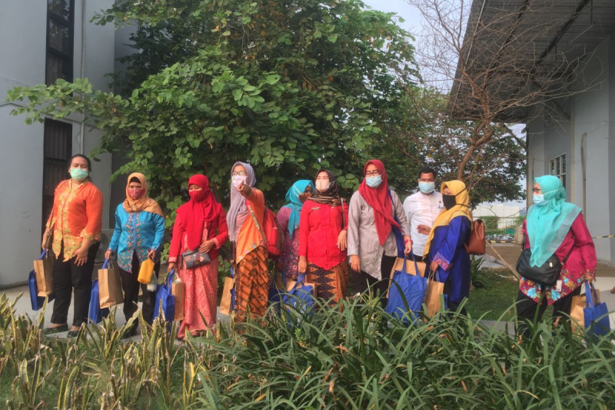 Ibu-ibu buat lilin aromaterapi di area Jakarta International Stadium