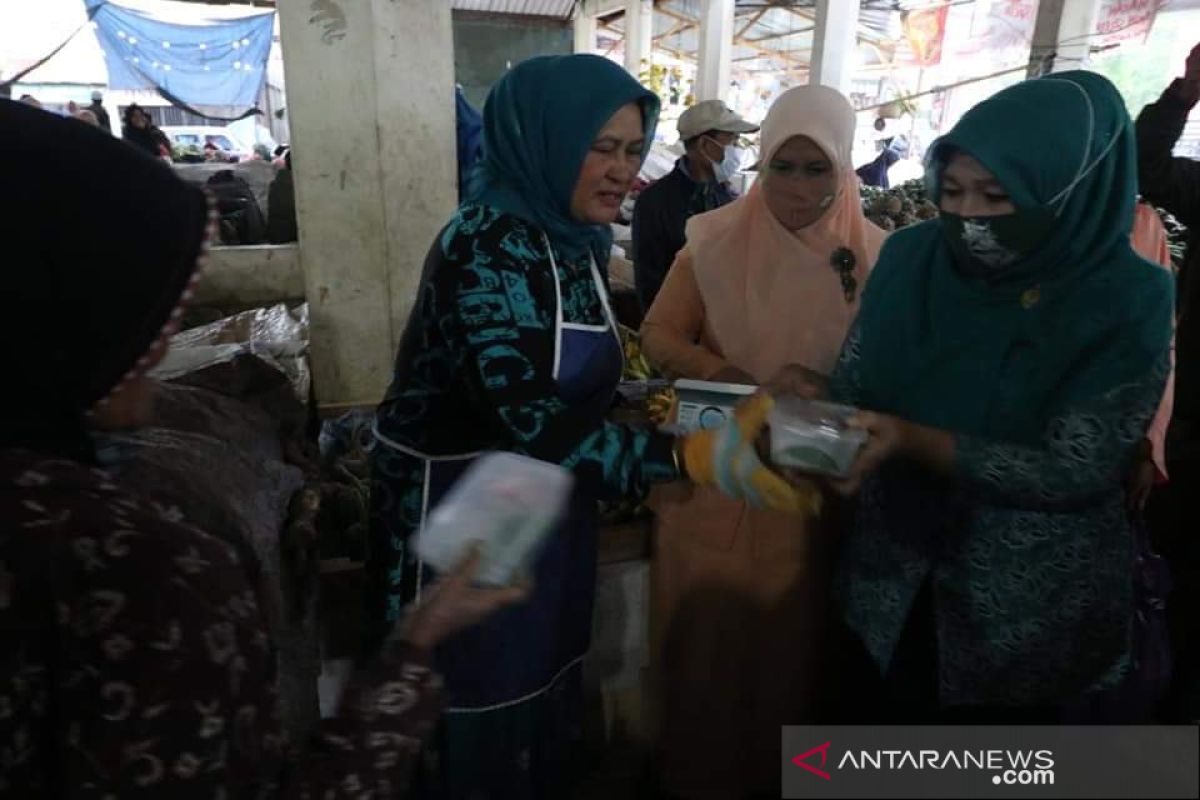 Peringati Hari Kartini, PKK Aceh Tengah bagi takjil dan masker