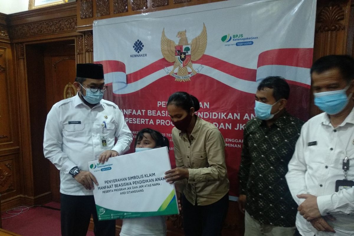 BPJAMSOSTEK Jambi serahkan klaim beasiswa pendidikan