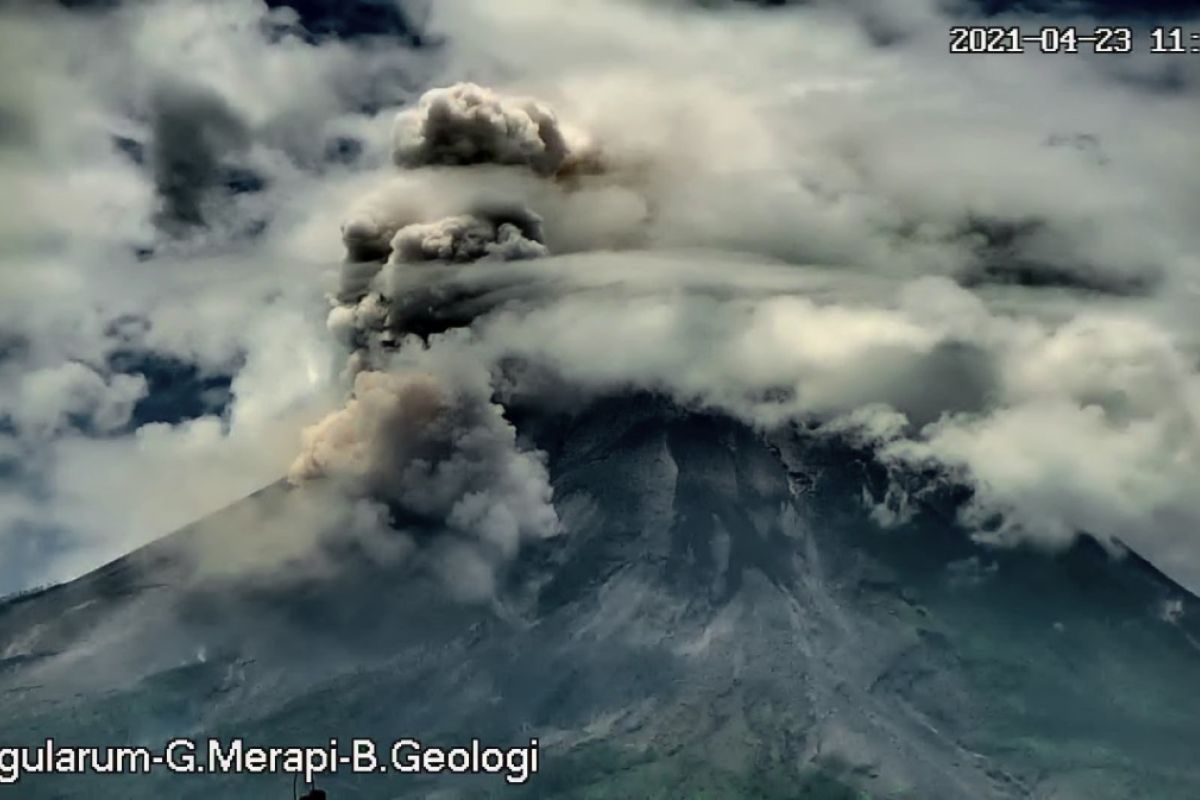 Gunung Merapi meluncurkan awan panas guguran ke barat daya sejauh dua kilometer