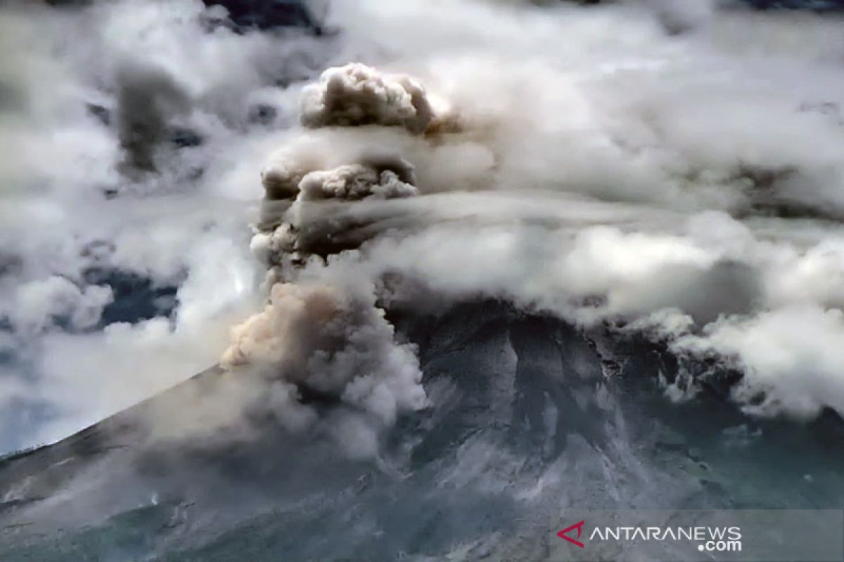 Merapi meluncurkan awan panas guguran sejauh dua kilometer