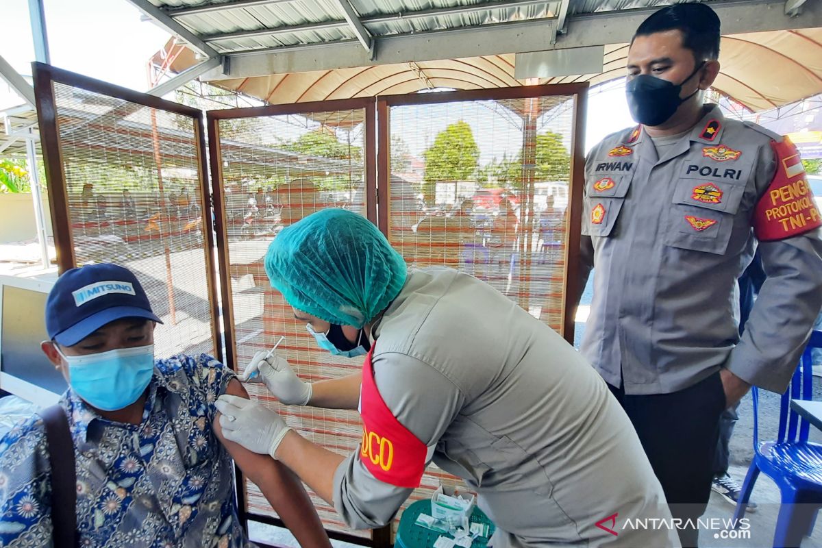 Masyarakat serbu Polsekta Banjarmasin Tengah ikuti vaksin COVID-19