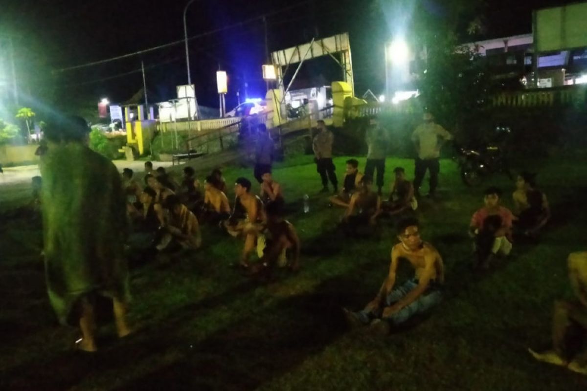 Puluhan remaja di Jalan Raya Sade Lombok Tengah terjaring razia balap liar