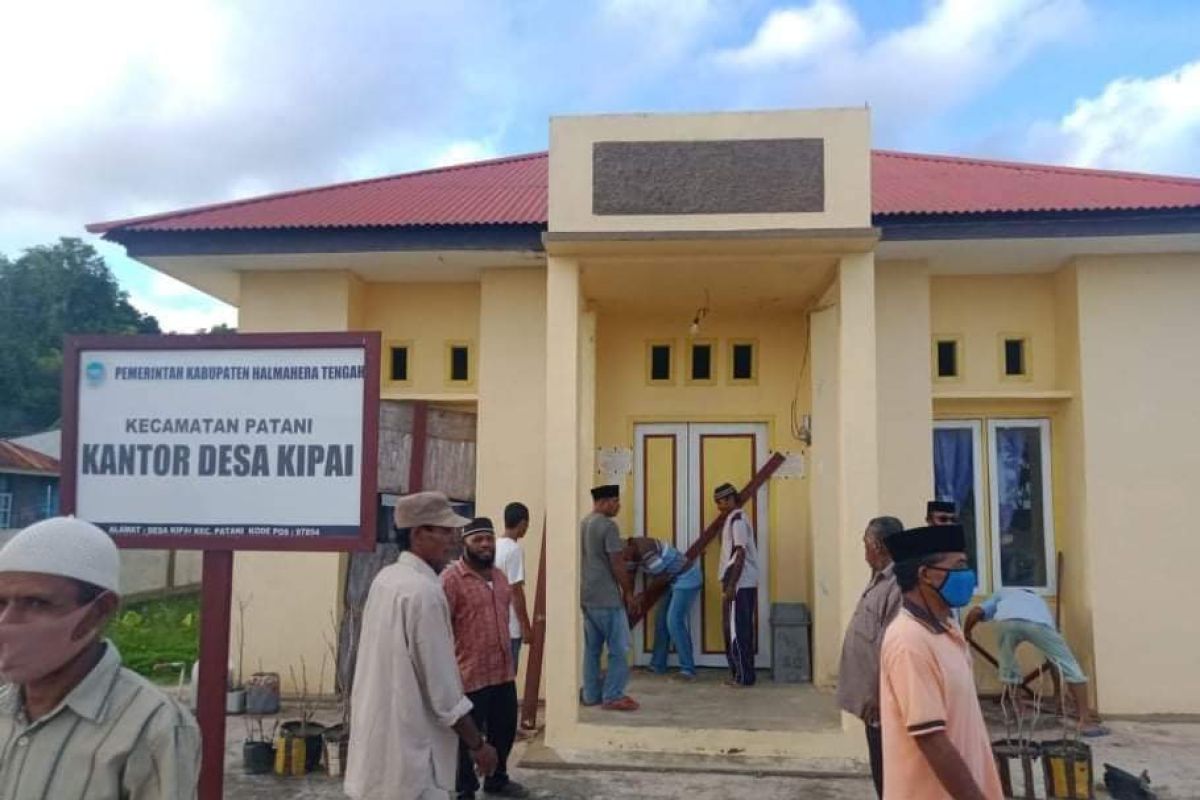 Sejumlah kantor desa di Kabupaten Halmahera Tengah dipalang