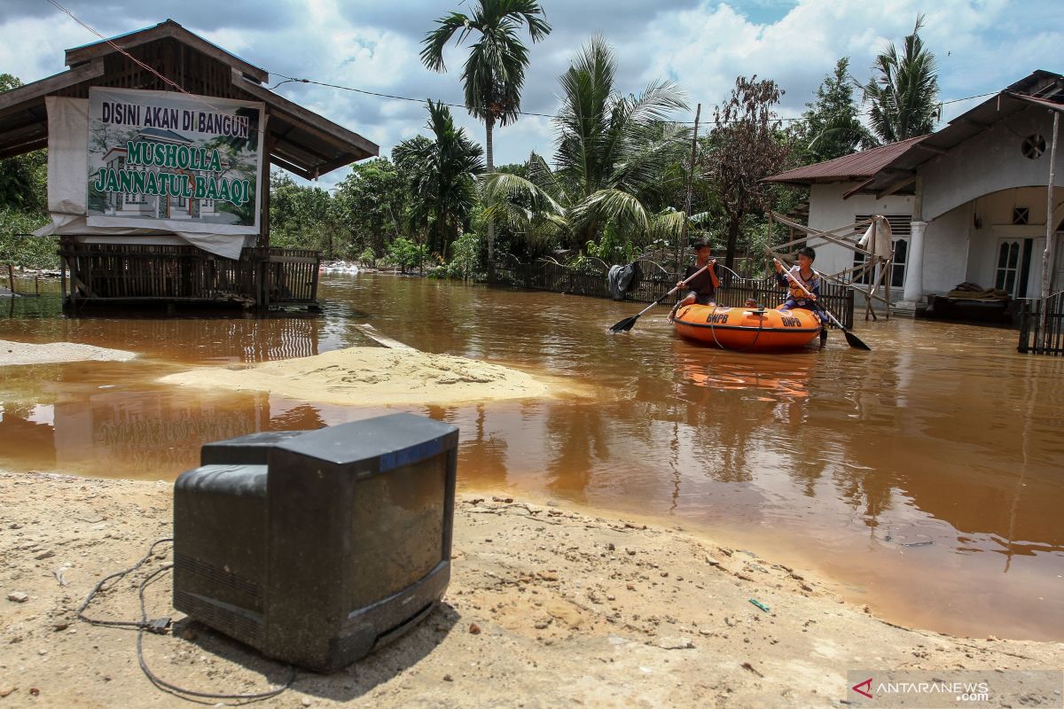 Hundreds of people flee their flooded homes in Riau