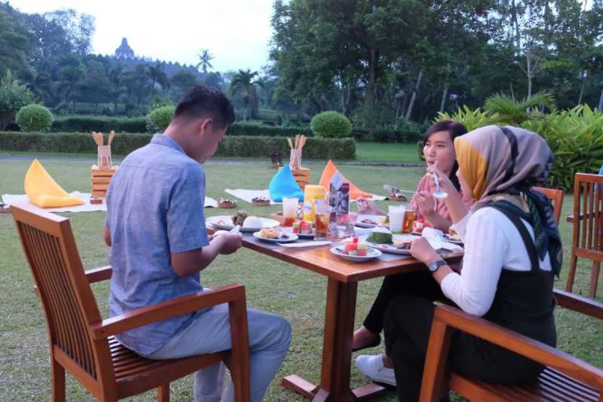 Menikmati keindahan Borobudur jelang buka puasa