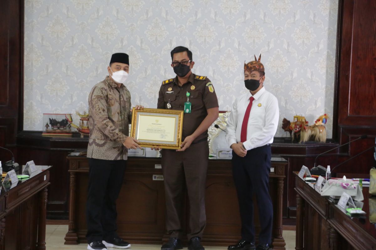 Selamatkan aset pemkot, 26 jaksa terima penghargaan dari wali kota Surabaya