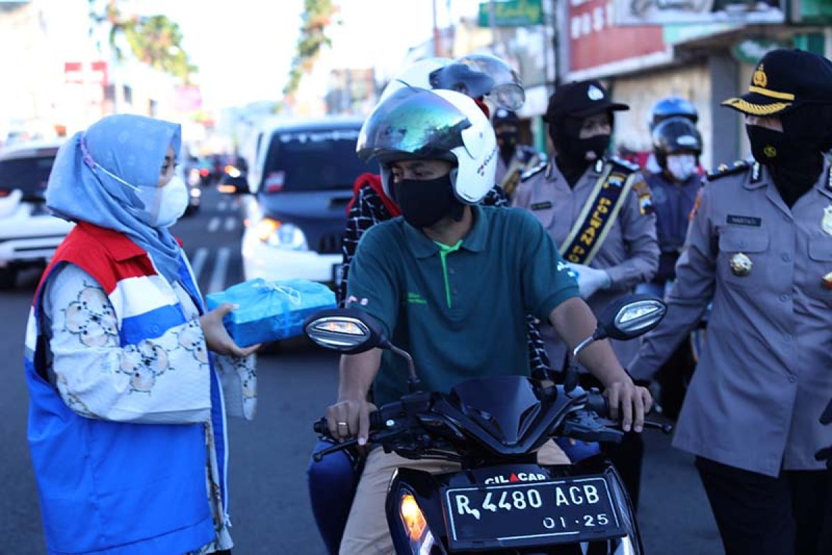 Peringati Hari Kartini, Pertiwi RU IV Cilacap bagikan masker dan santapan berbuka