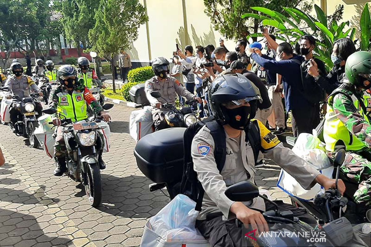 TNI/Polri dan UMKM di Banyumas bagikan paket sembako