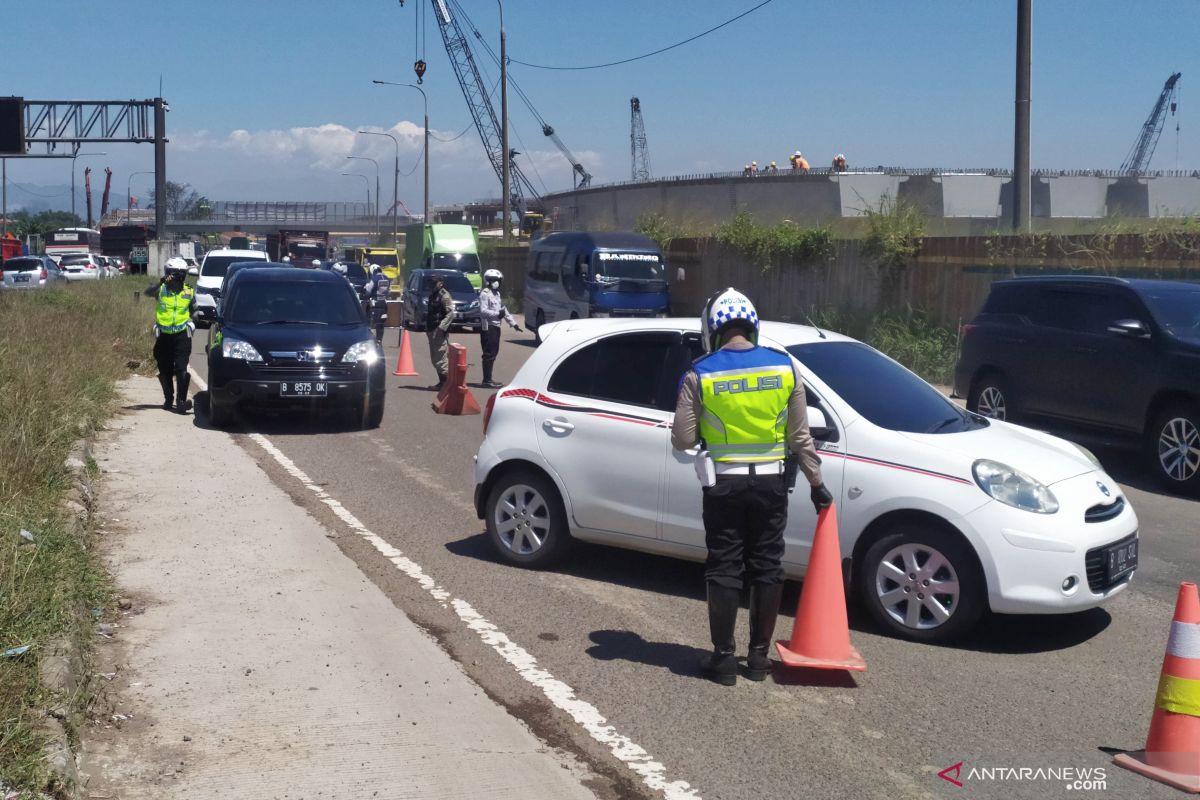 Polisi putar balikkan 320 unit kendaraan keluar gerbang tol Cileunyi Bandung