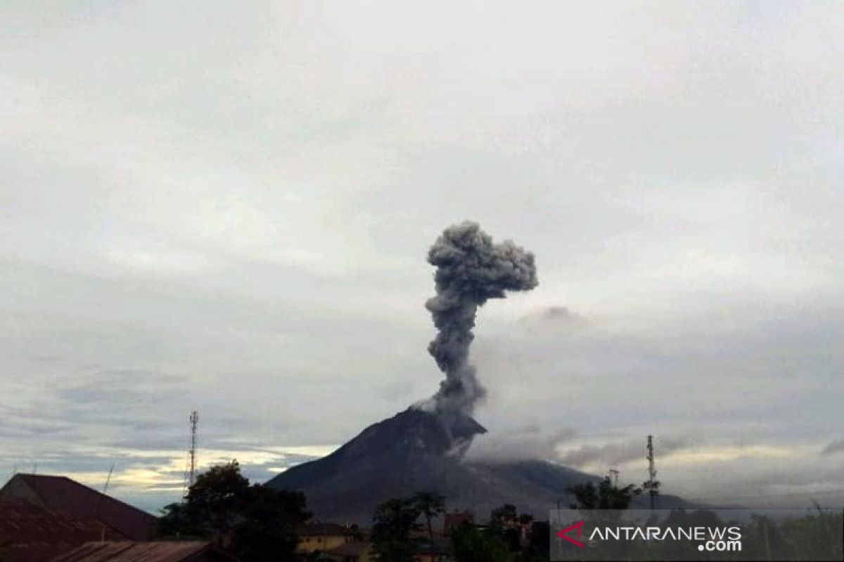 Erupsi Gunung Sinabung luncurkan abu vulkanik setinggi 2.000 meter