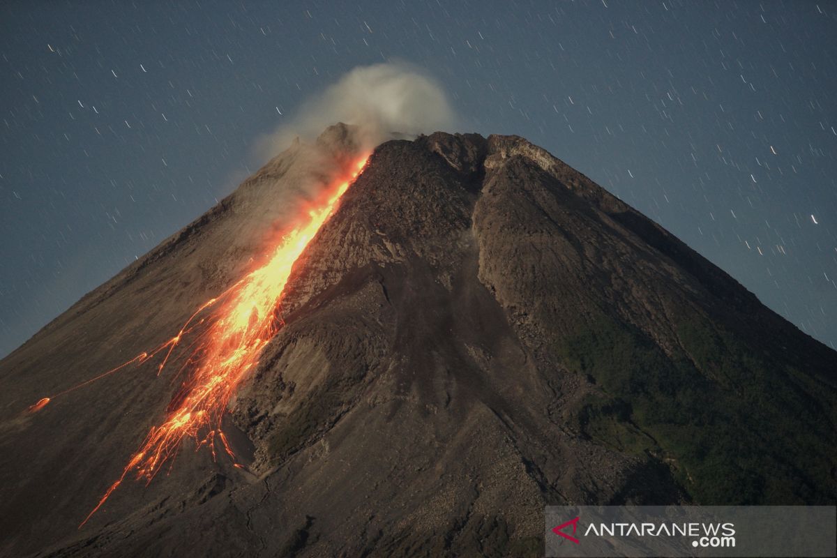 Gunung Merapi meluncurkan awan panas guguran sejauh 2 km