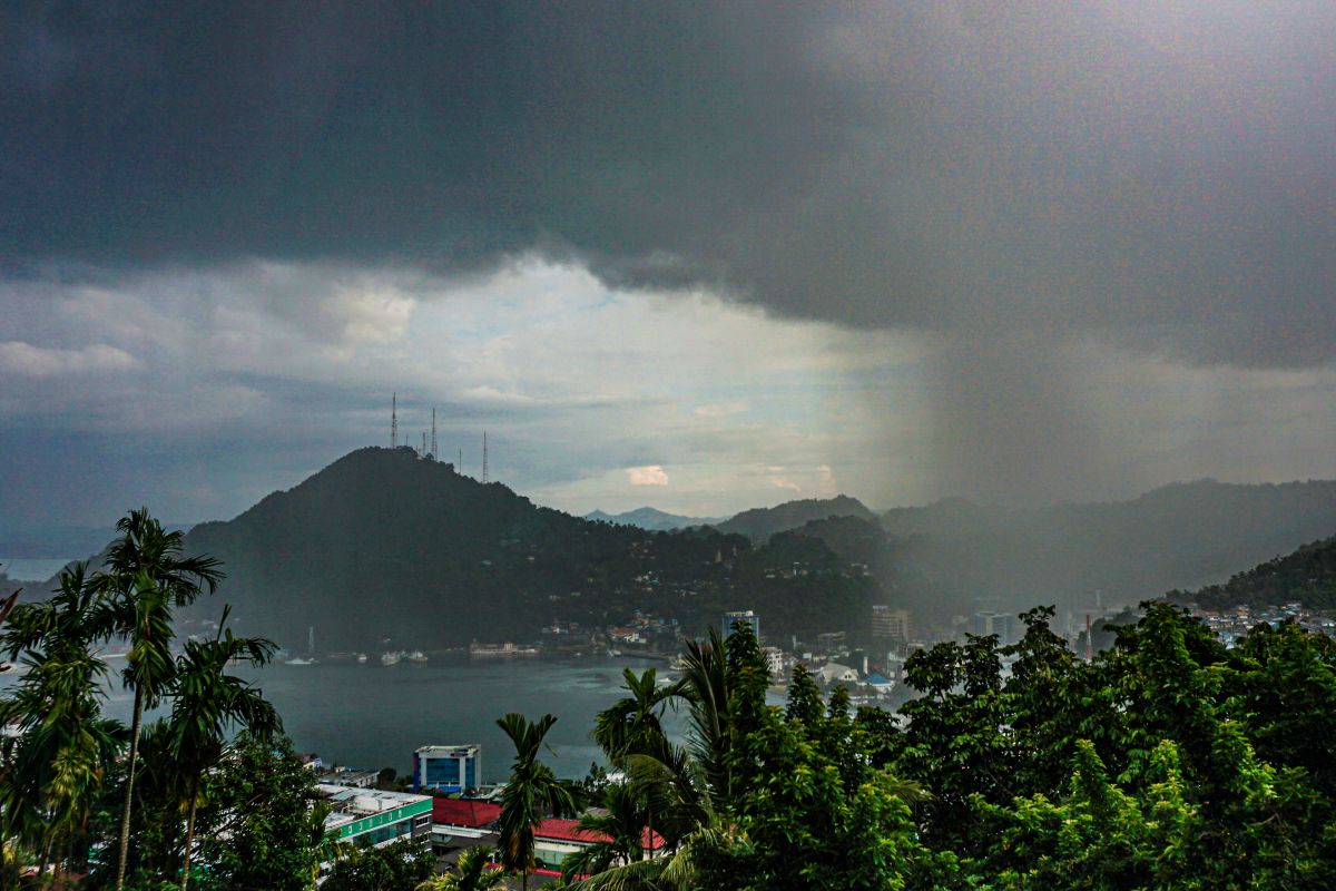 BMKG forecasts heavy rainfall, lightning in most Indonesian regions