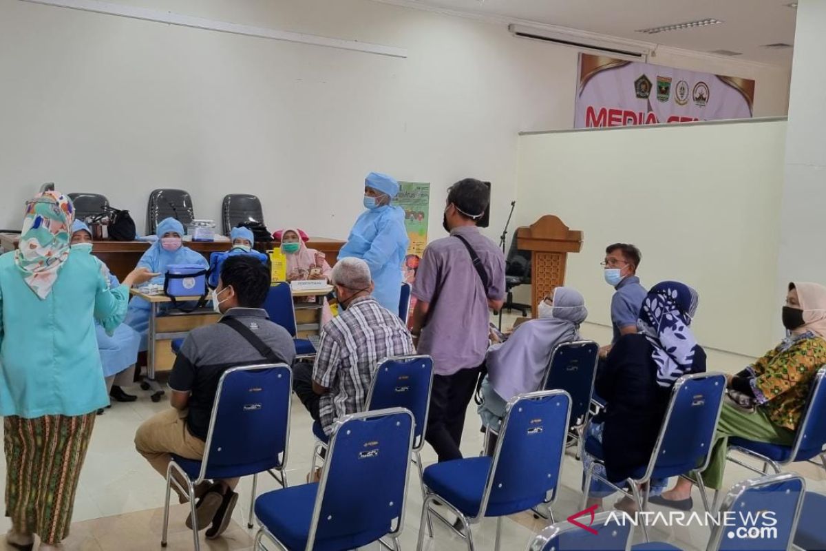 Sumbar buka opsi beri vaksinasi gratis bagi lansia di masjid