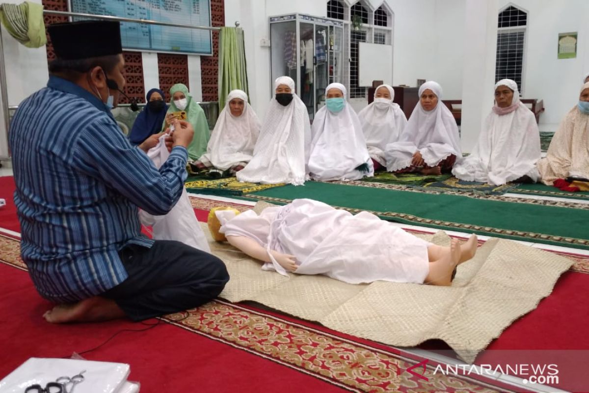 Jamaah Masjid Badriyah Abdul Aziz Lansano ikuti pelatihan penyelenggaraan jenazah