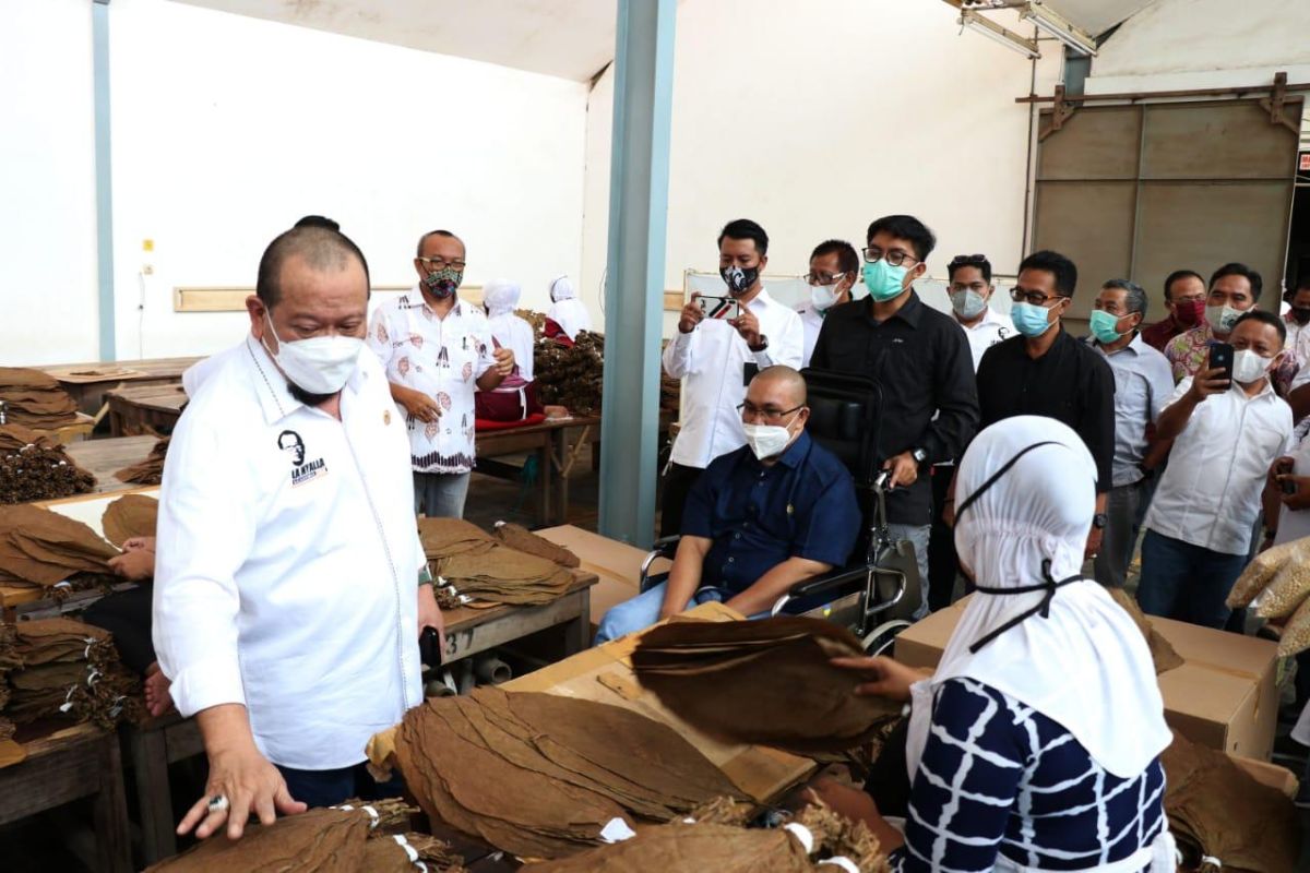 LaNyalla Mattalitti imbau buruh Jatim manfaatkan posko pemprov bila tak dapat THR