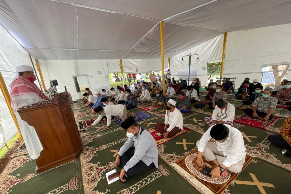 Gema Takbir Iringi Salat Jumat Pertama di Tenda Mesjid At Tabayyun TVM