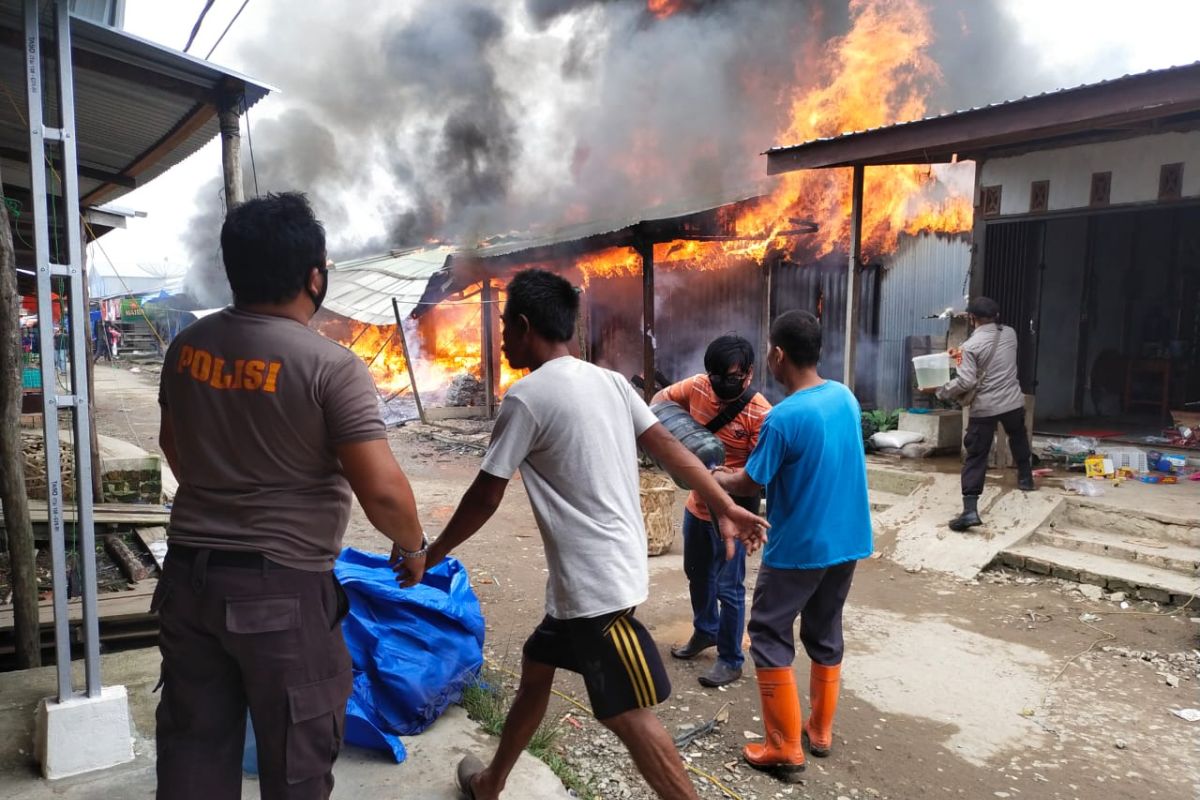 Delapan kios di Teluk Nilau Jambi hangus terbakar