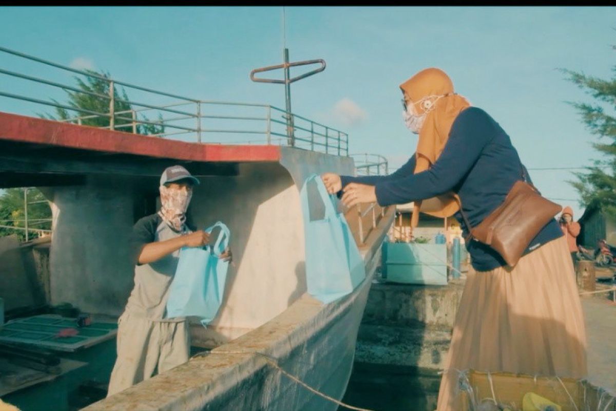 Karyawan BPJAMSOSTEK Cilacap bagikan paket ke nelayan