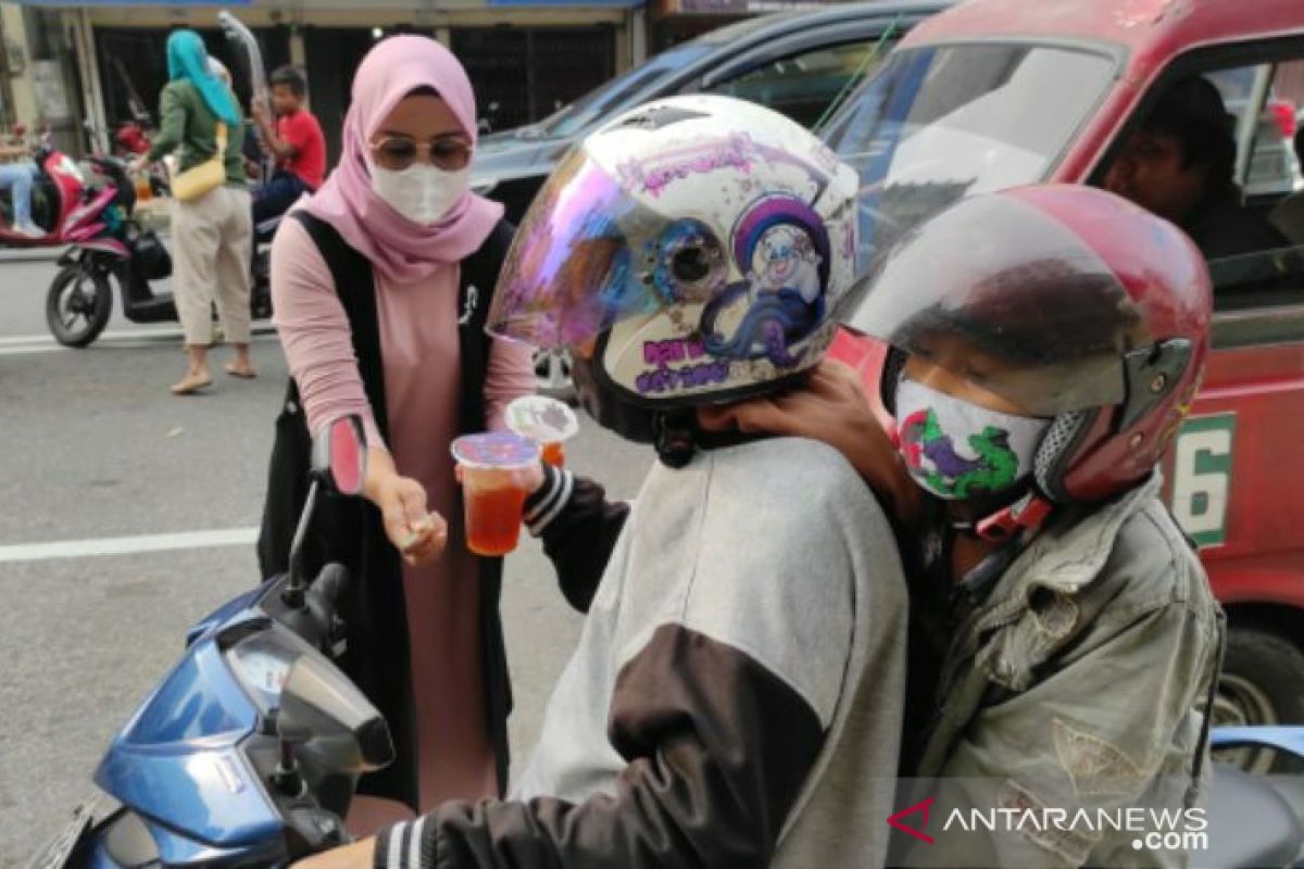 Ratnawati Sopian dan Yayasan IMB bagikan 500 paket takjil