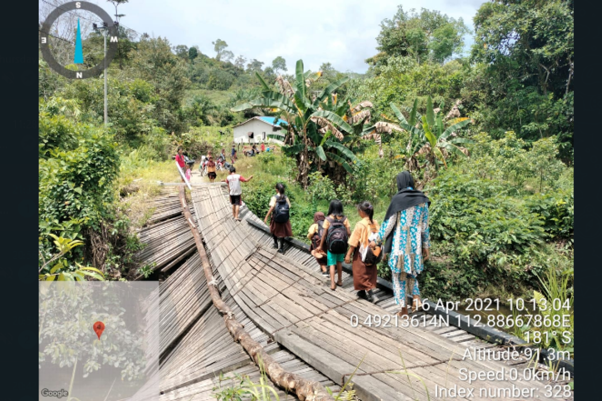 Jembatan di Suka Maju Kapuas Hulu putus warga sempat gunakan rakit