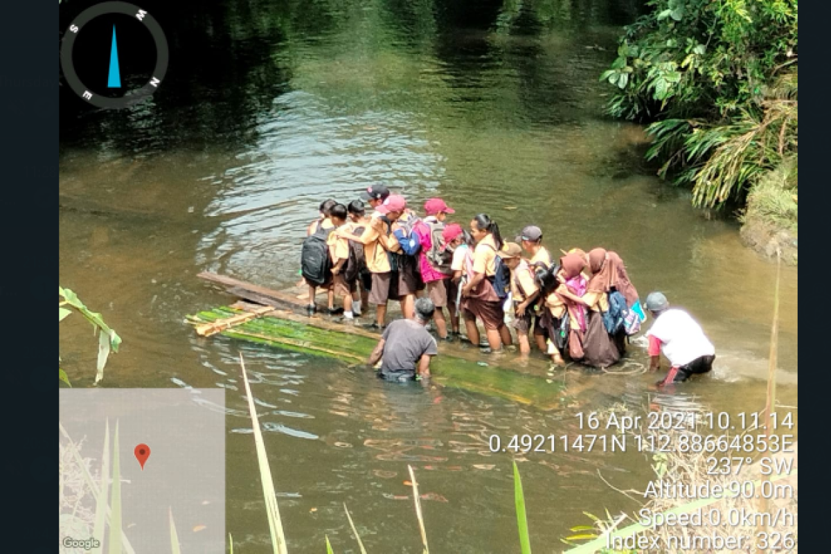 Dinas Cipta Karya Kapuas Hulu akan tinjau jembatan putus di Suka Maju