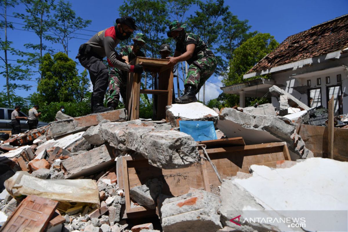 BPBD sebut sekurangnya 10 korban meninggal akibat gempa bumi Jatim