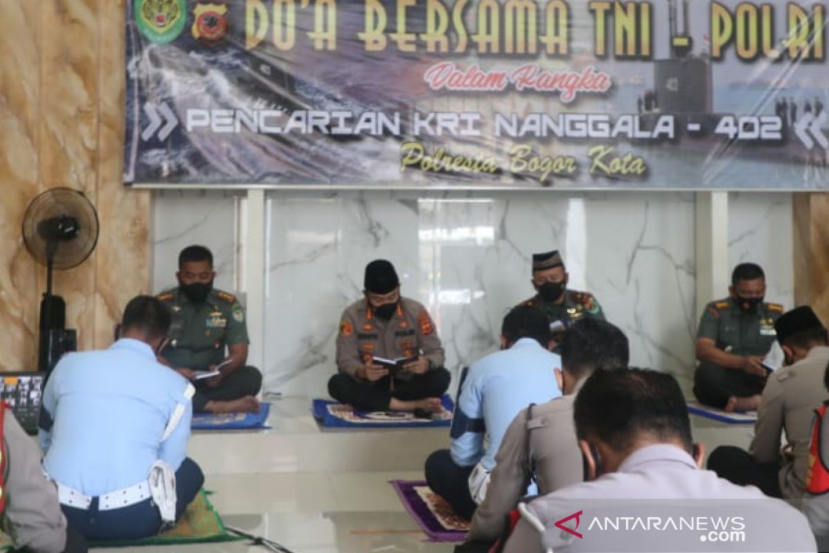 Tentara - polisi di Bogor doa bersama untuk awak KRI Nanggala-402