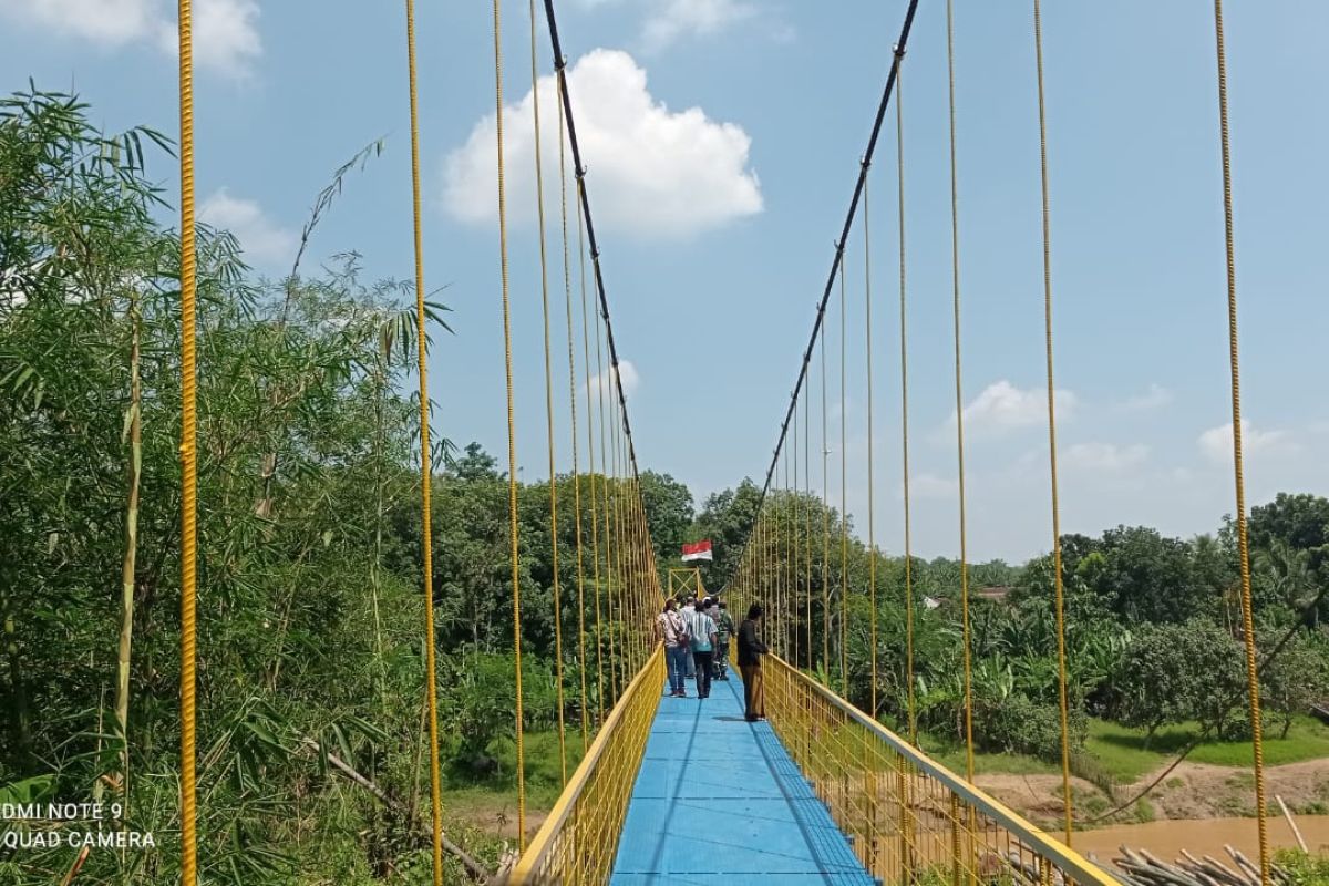 Warga pelosok desa di Lebak manfaatkan jembatan dibangun UEA