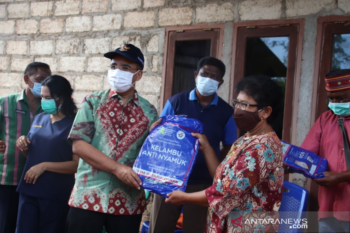 Wali Kota Kupang bantu kelambu bagi warga Tangkolo