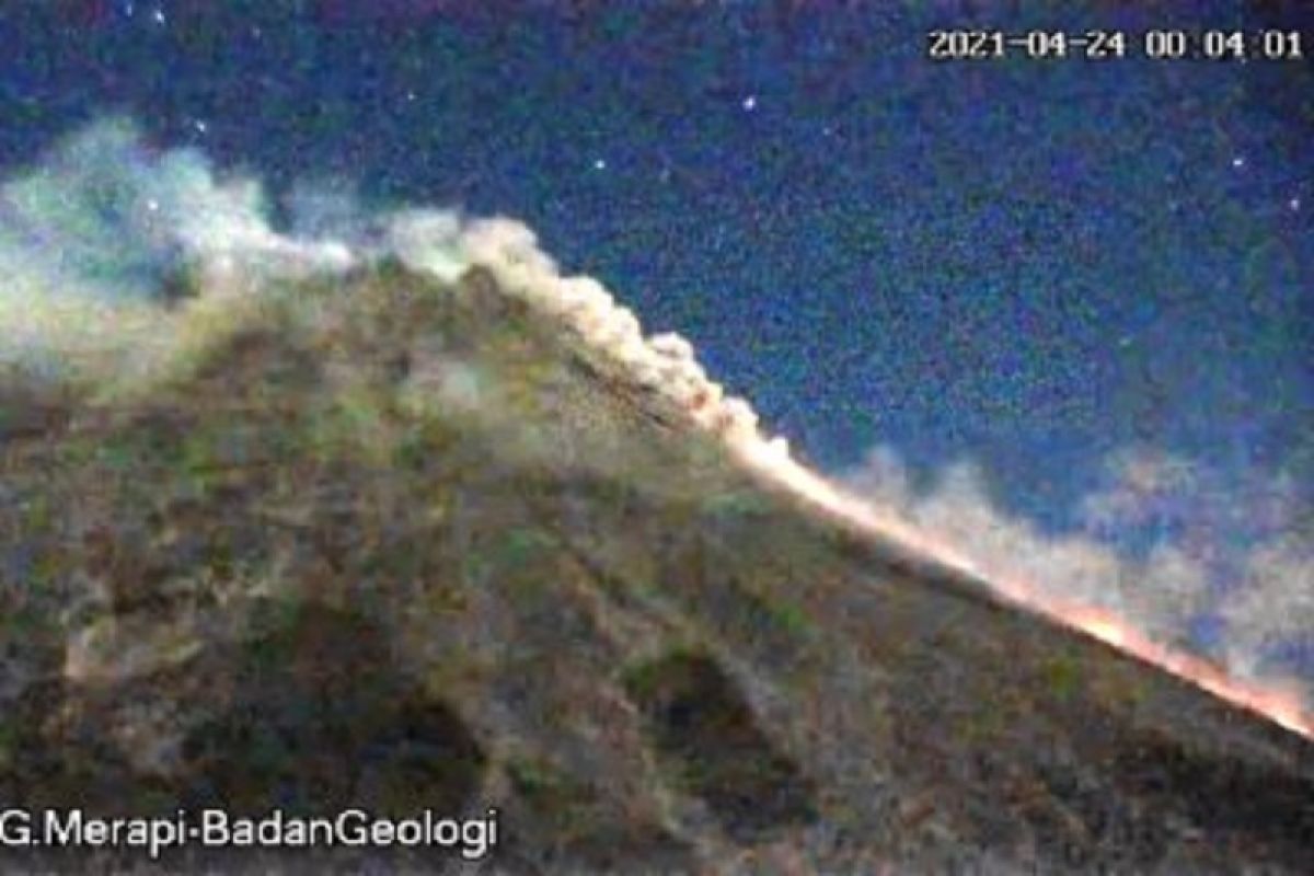 Gunung Merapi empat kali luncurkan awan panas sejauh 1.800 meter