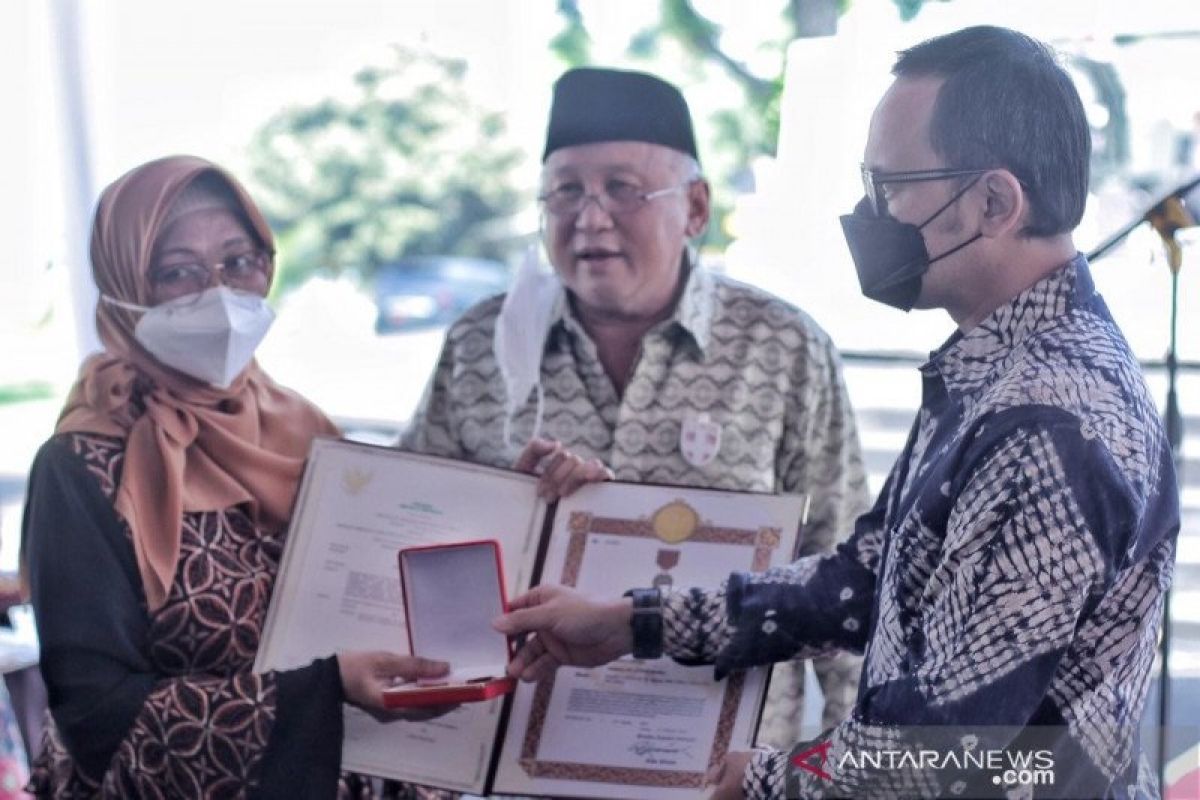 Presiden Joko Widodo anugerahkan Satya Lencana kepada 16 keluarga pejuang PETA