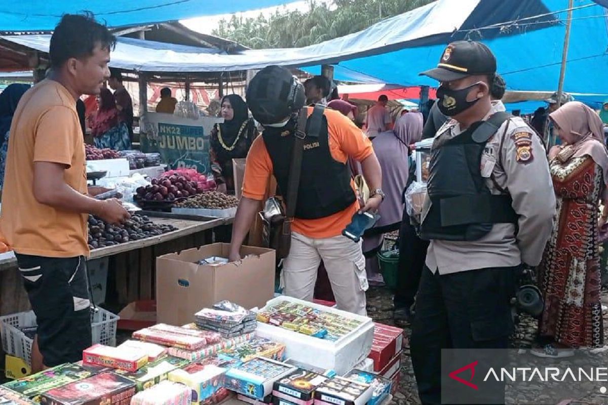 Polres Mukomuko sita ribuan petasan dari sejumlah pasar