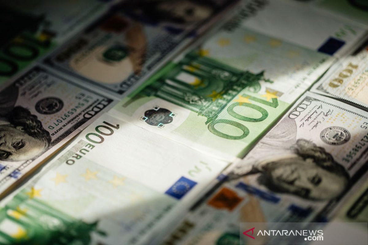 Penderitaan euro menghasilkan keuntungan mingguan bagi dolar AS