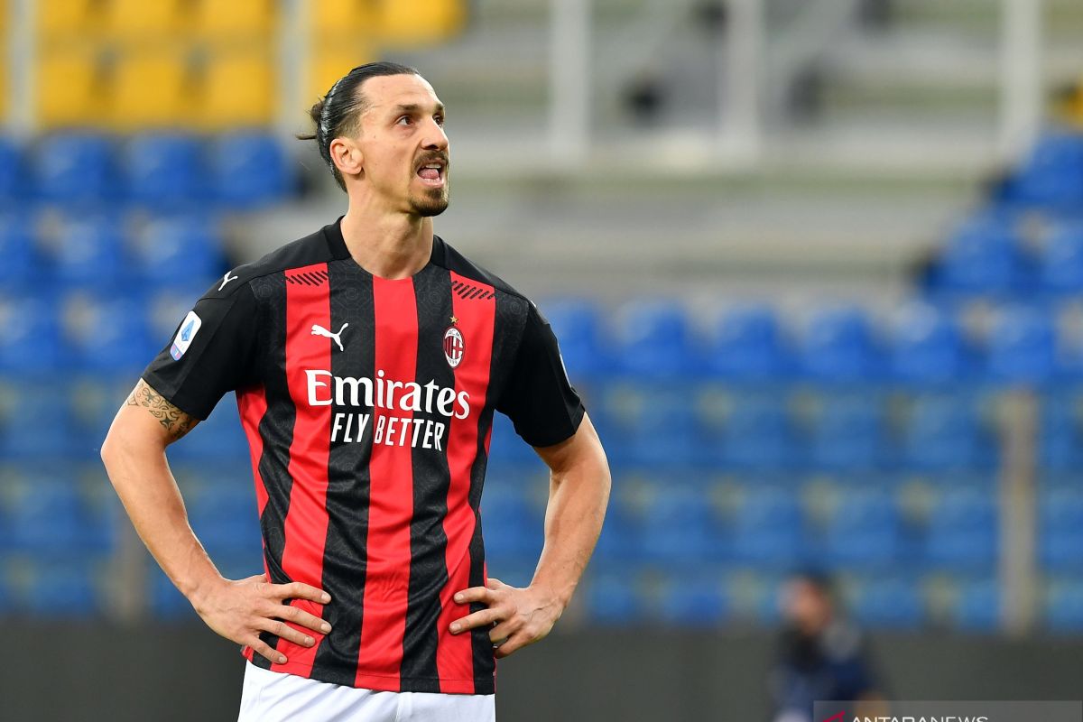 Zlatan Ibrahimovic absen saat AC Milan tandang ke Lazio