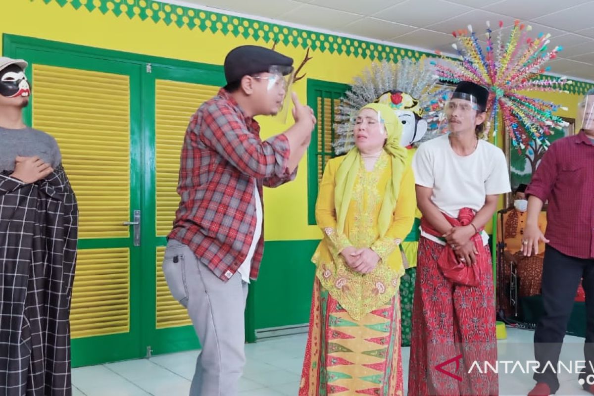 Seni Topeng Betawi jadi sarana penyampai pesan pandemi yang menghibur