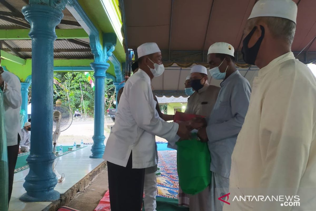 Bupati-Wakil Bupati Tanah Laut serahkan bantuan dana hibah ke Desa Sukaramah