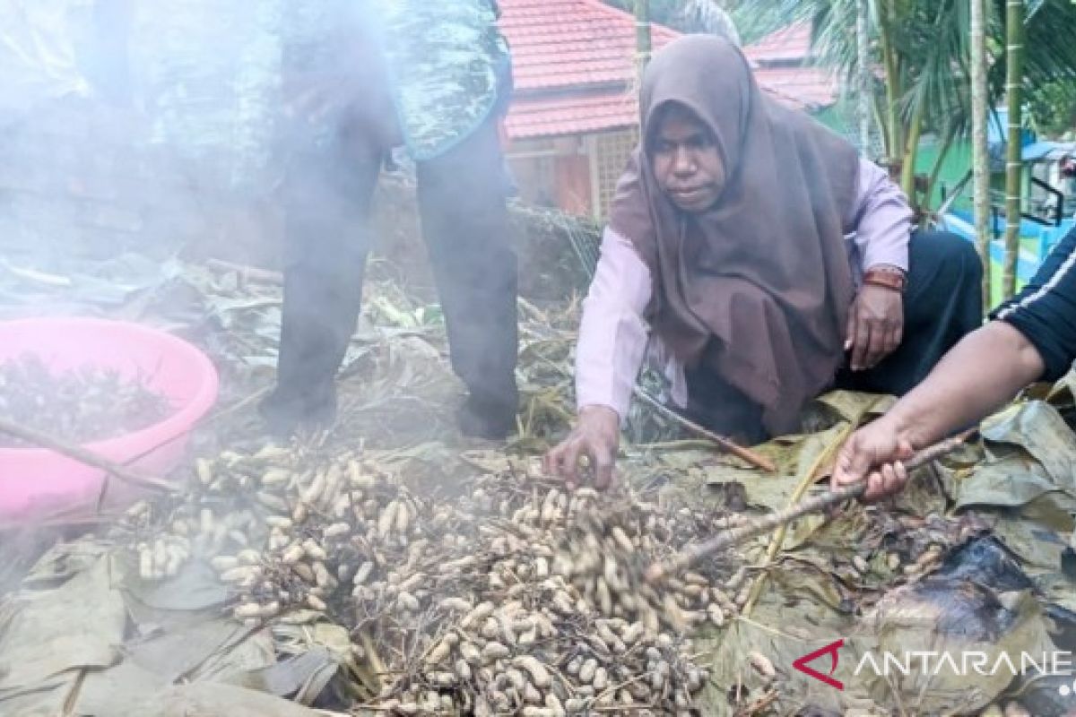 Pertamina Papua mendorong tradisi bakar batu kembali dikenal